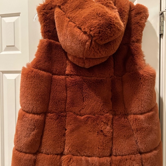 Jayley faux fur vest—One size fits most NWOT - Picture 2 of 3